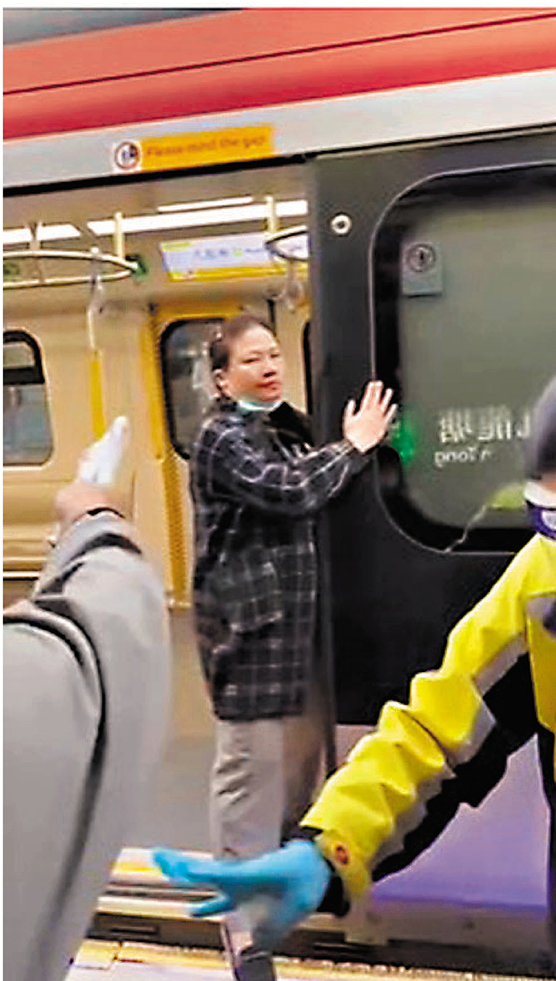 ◆ 一名女子昨晨將口水塗抹在列車門上。視頻截圖