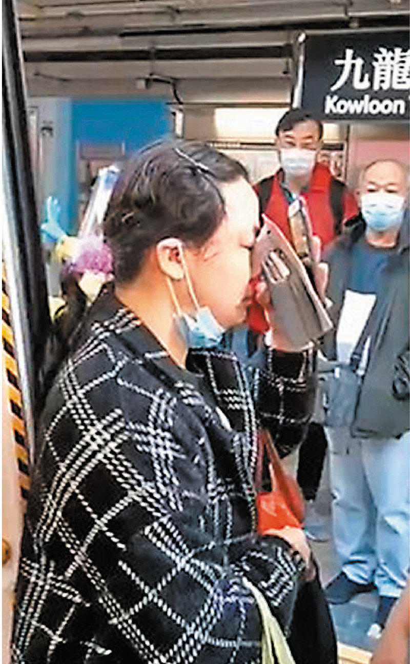 ◆ 該女子一度用手機、銀包遮臉。視頻截圖