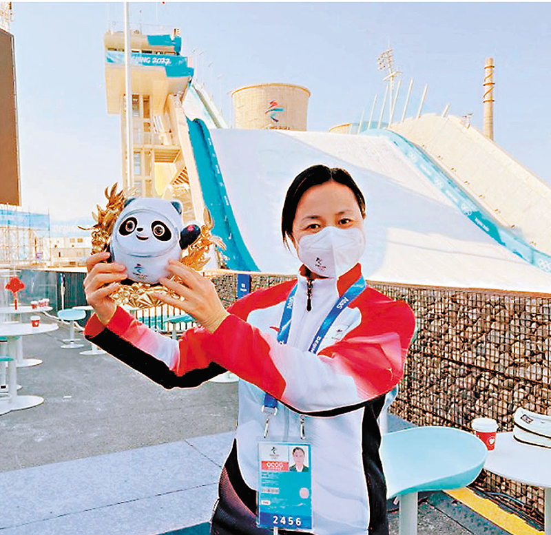 ◆宋世媛與「金墩墩」在首鋼滑雪大跳台旁留影。