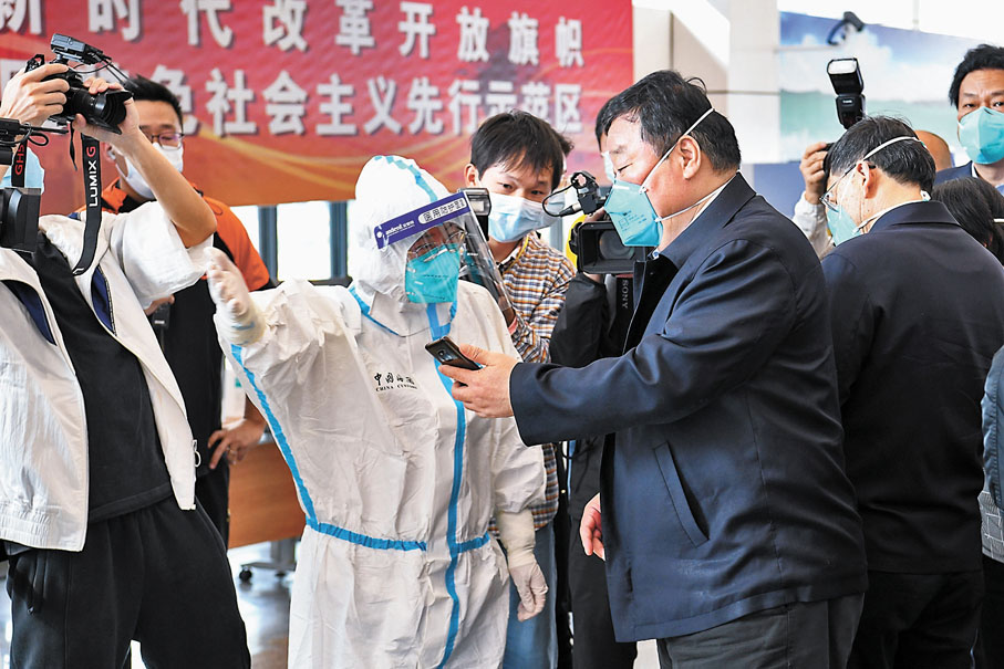 ◆ 中央援港防控專家組於2月28日下午從深圳灣口岸赴港。 資料圖片