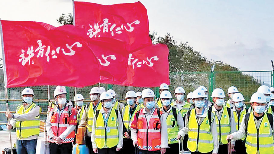 ◆ 逾千人抵達落馬洲河套區項目所在地動工開建。 網上圖片