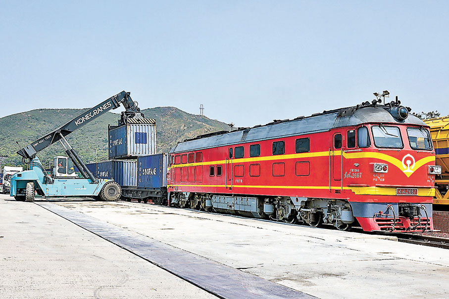 ◆ 內地供香港物資鐵路貨運首班列車抵達香港。 資料圖片