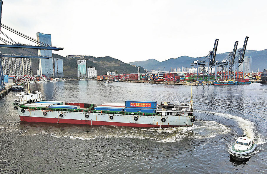 ◆ 內地供港蔬菜、鮮肉等透過水路運送到港。 資料圖片