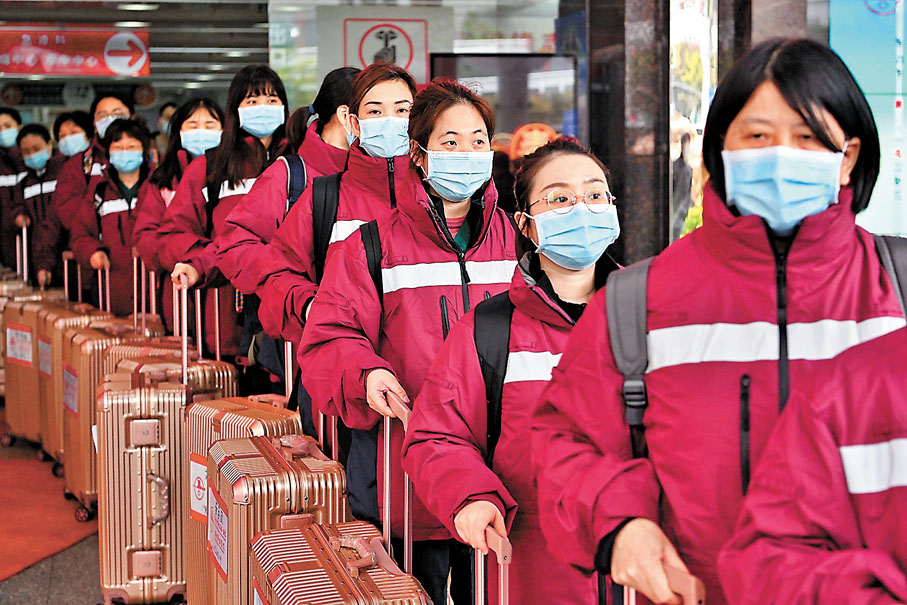 ◆ 2月19日第二批內地援港抗疫醫療防疫工作隊部分核酸採樣隊隊員集合出發。 資料圖片