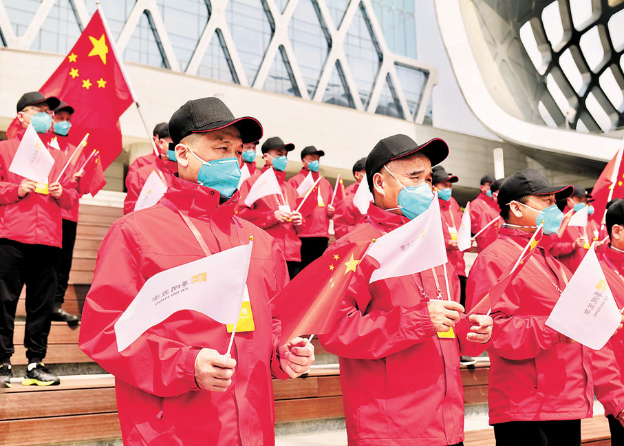 ◆ 華潤五豐行從內地抽調38位業內專家經由深圳灣口岸過關前往香港。 資料圖片