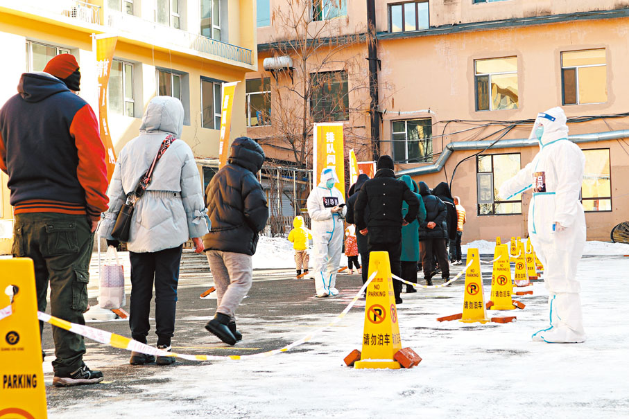 ◆高福表示，病毒本身在適應人類，也在變化。圖為3月6日，吉林省吉林市，市民排隊等待做核酸檢測。 中新社