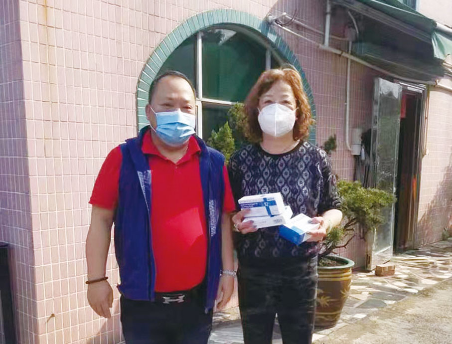 ◆ 常務副主席劉志誠（左）協助派發抗疫物資。