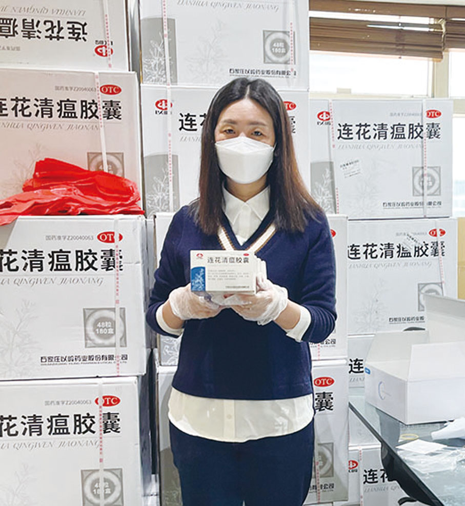 ◆ 陳江聯誼分會執行主席張燕芬協助包裝抗疫物資。