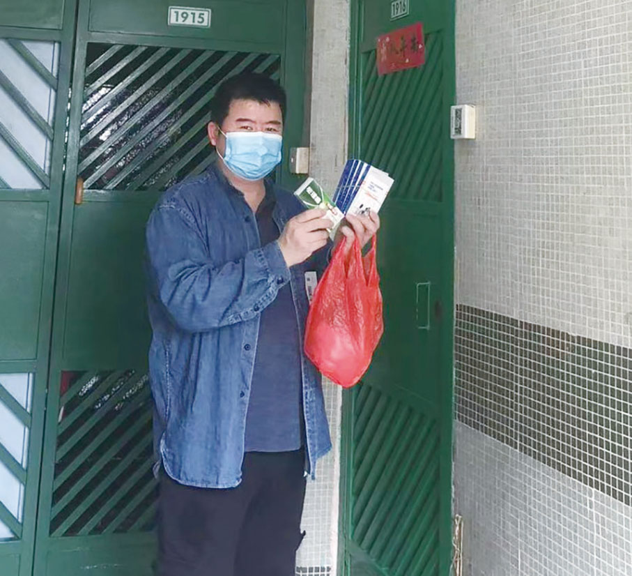 ◆ 惠環聯誼分會主席羅偉聰將抗疫物資派送到確診會員居住地址。