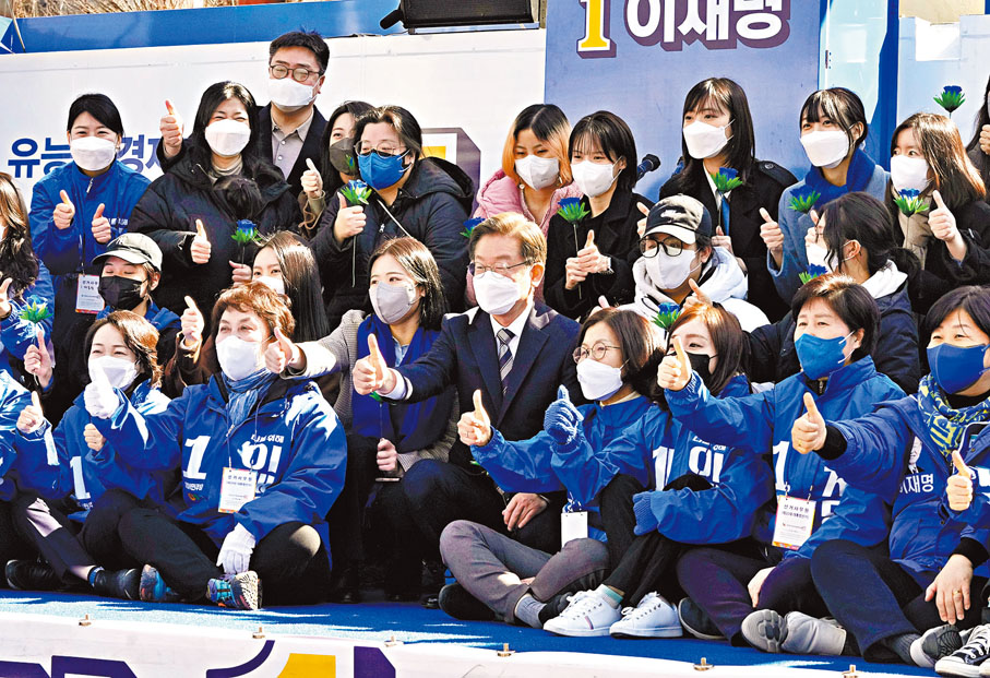 ◆ 李在明(中)是平民出身。 美聯社