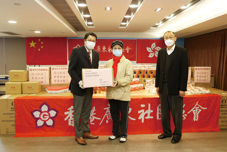 ◆民政事務局署理局長陳積志向康怡護老院及幸福老人院代表贈送廣總向重症會員鄉親提供的抗疫物資包。
