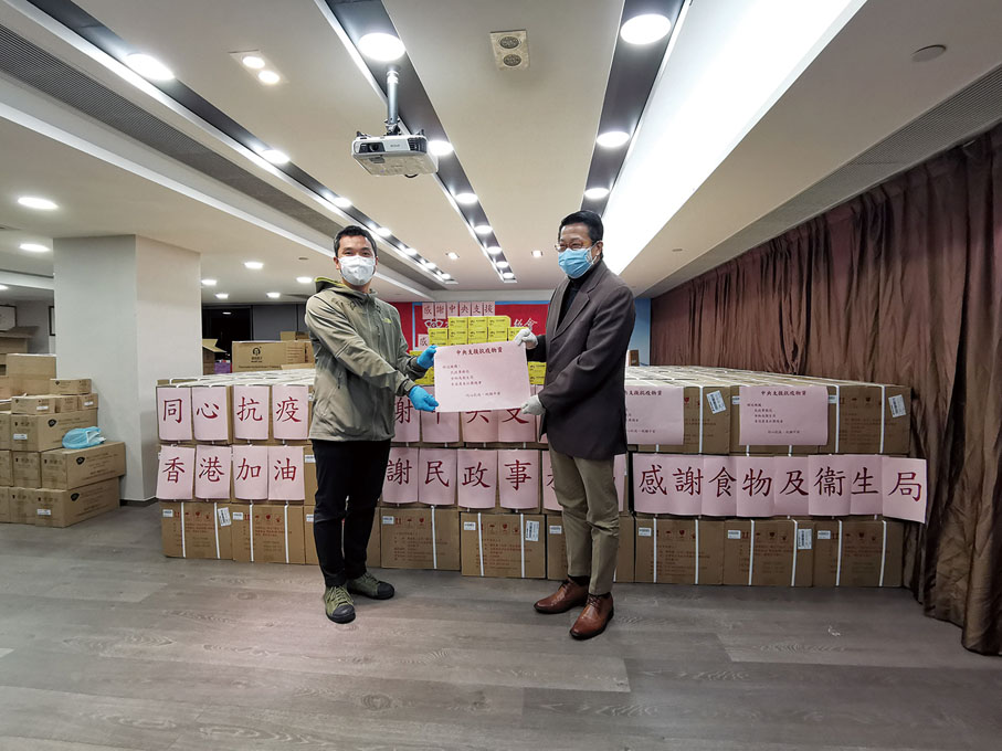 ◆民政事務局署理局長陳積志向葵青及荃灣地委代表贈送抗疫物資。