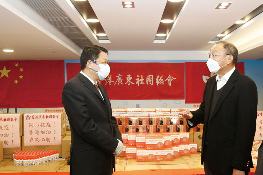 ◆民政事務局署理局長陳積志（左）與香港廣東社團總會第一執行主席鄧清河出席捐贈儀式。