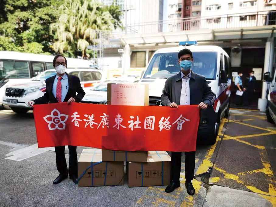 ◆簡植航常務副主席代表廣總向西區警署贈送檢測盒及金花清感顆粒。