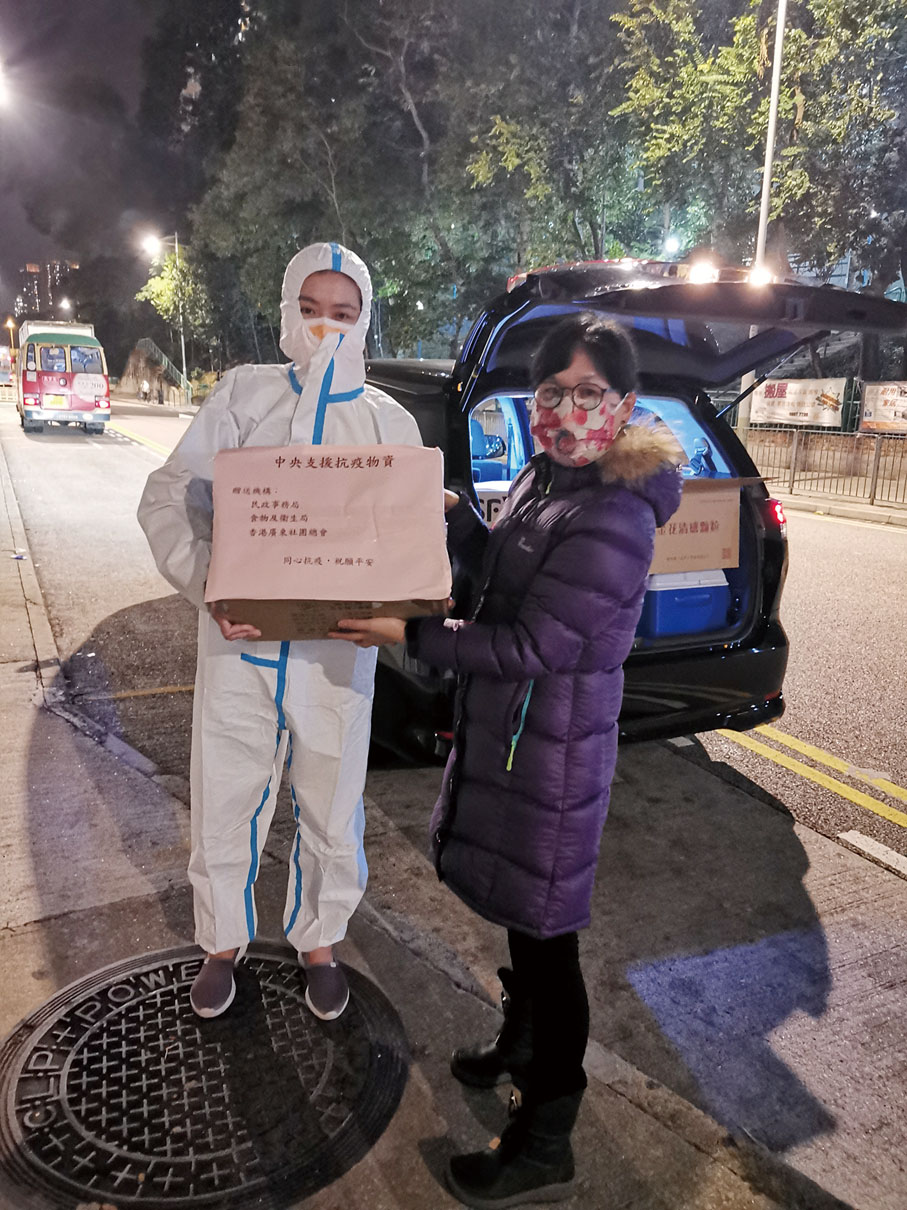 ◆廣總義工分別向西貢地委代表、馬鞍山錦豐苑義工及博康邨義工贈送金花清感顆粒。