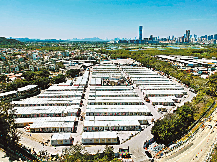 ◆位於前新田購物城、佔地40萬呎的方艙醫院，僅約兩星期已竣工，交付發展局驗收。 大公文匯全媒體記者麥鈞傑  攝