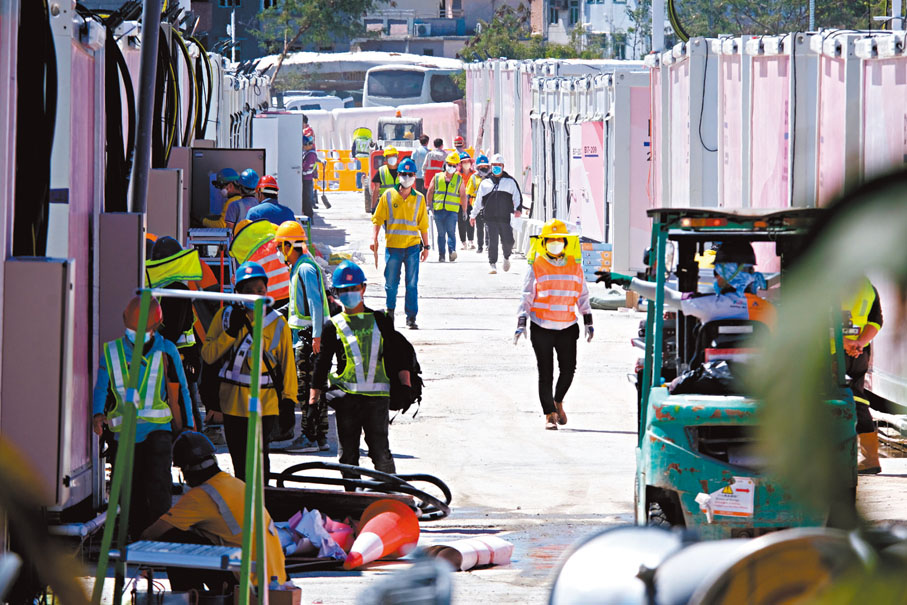 ◆部分工人正收拾整理地盤。大公文匯全媒體 記者麥鈞傑  攝