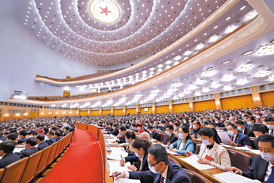 ◆3月8日，十三屆全國人大五次會議在北京人民大會堂舉行第二次全體會議。這是代表們在認真聽會。  新華社