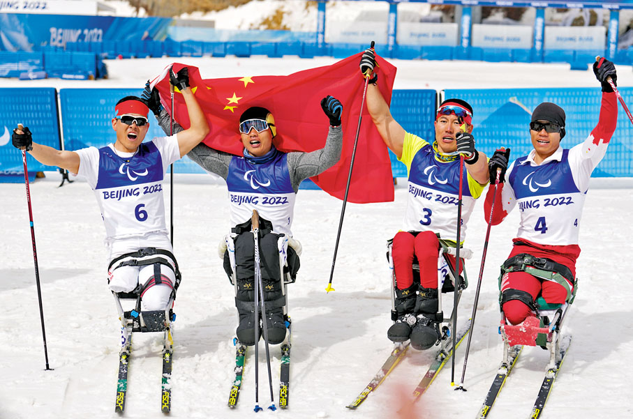 ◆鄭鵬（左二）、毛忠武（右二）和隊友劉子旭（右一）、王濤在比賽後。  新華社