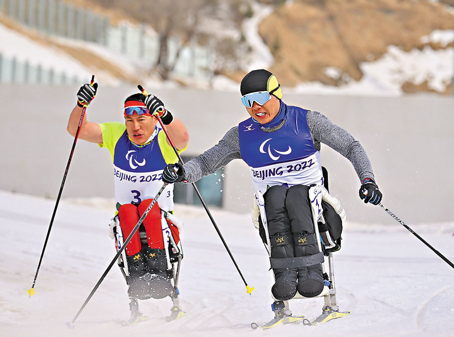 ◆鄭鵬（右）與毛忠武在比賽中。  新華社
