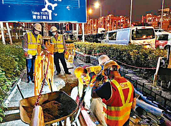 ◆中電工程人員徹夜接駁地底電纜，為青衣方艙醫院供電。