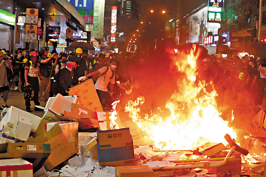 ◆有人企圖利用「俄烏衝突」發起各種煽惑行動，與2019年修例風波初期行徑如出一轍。圖為2019年黑暴在路面焚燒雜物。 資料圖片