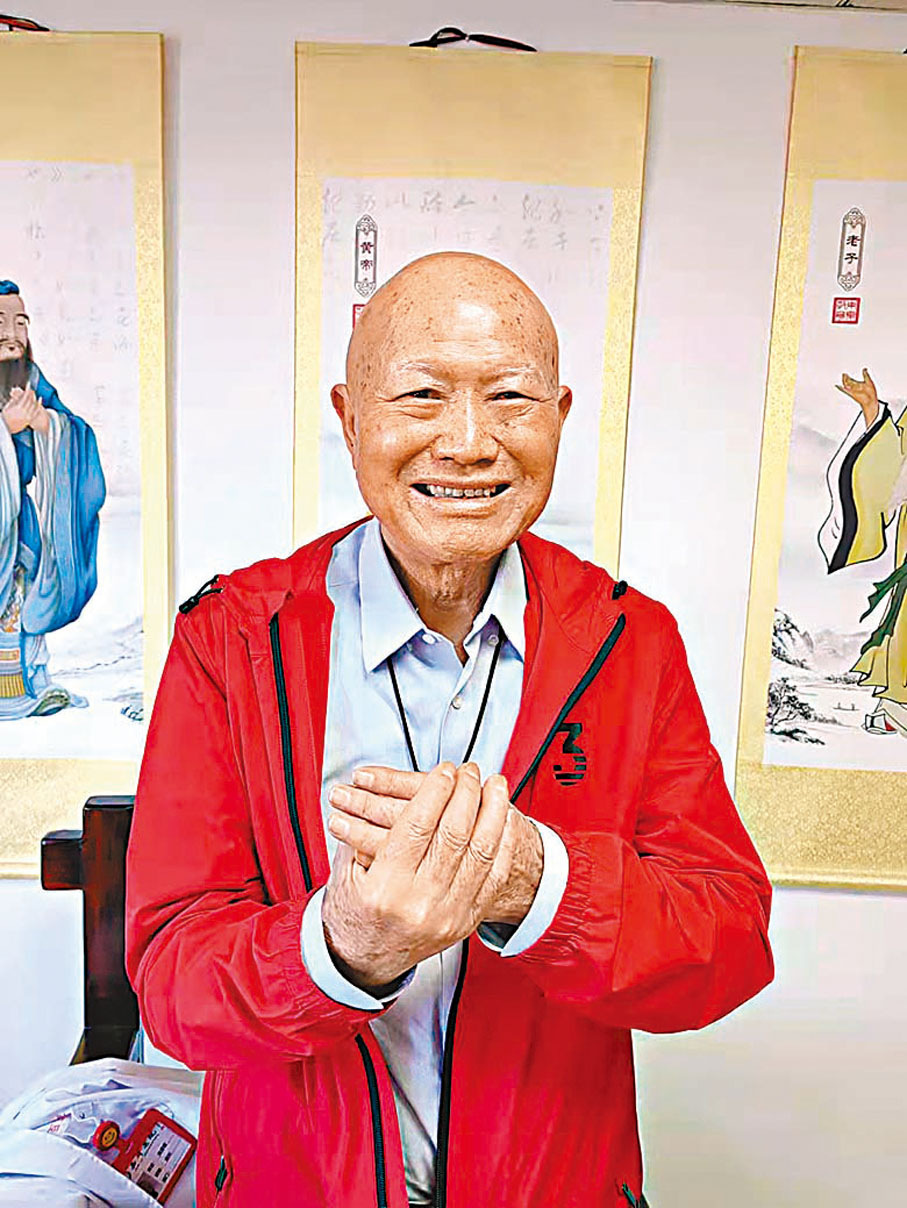 ◆今年86歲的香港退休老中醫師黃恩坡，他期盼香港盡快渡過疫情難關。 受訪者供圖