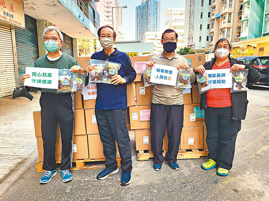 ◆ 有線電視外事部顧問曾醒明(左二)亦有幫忙派送抗疫物資。