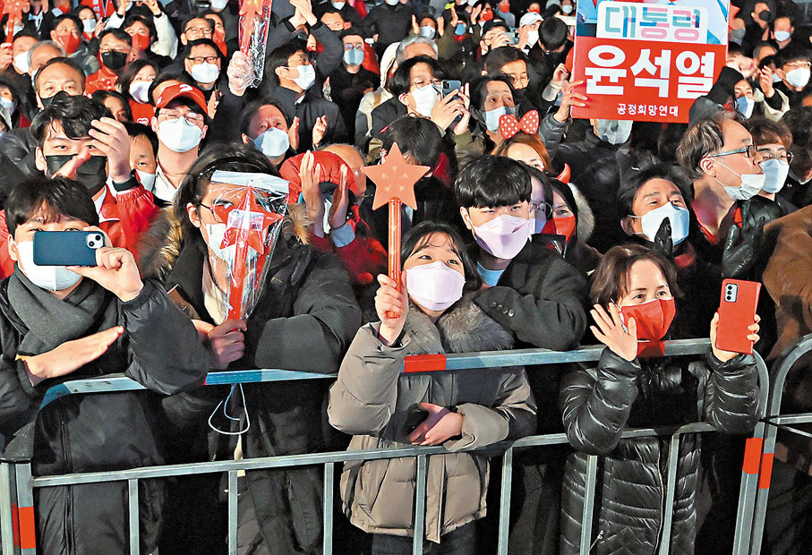 ◆ 尹錫悅支持者到國民力量黨首爾總部外慶祝。 法新社