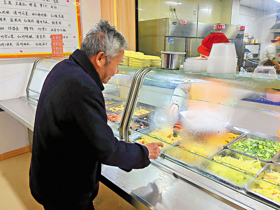 ◆福州安泰街道長者食堂。82歲的徐爺爺表示，菜餚有葷有素，講究搭配，他很滿意。 香港文匯報記者蘇榕蓉 攝