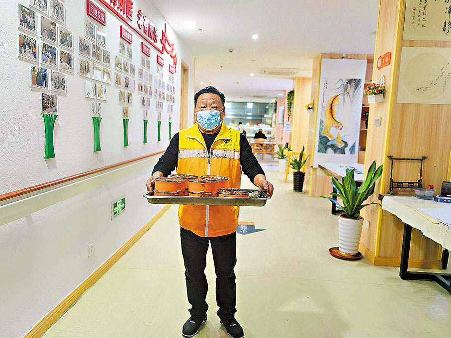 ◆福州安泰街道長者食堂為行動不便的老人提供送餐上門服務。香港文匯報記者蘇榕蓉 攝