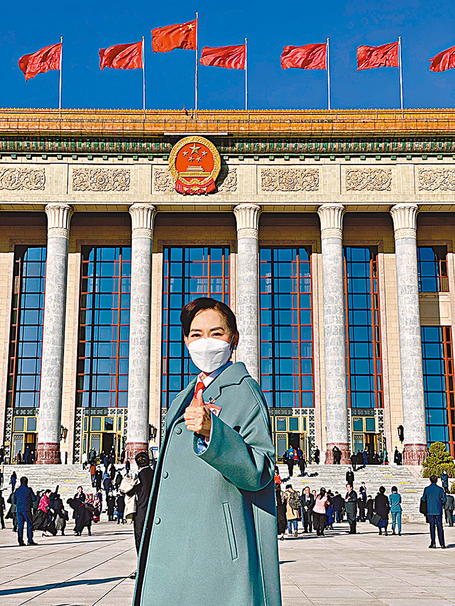 ◆ 港區全國人大代表鄺美雲在北京接受訪問。