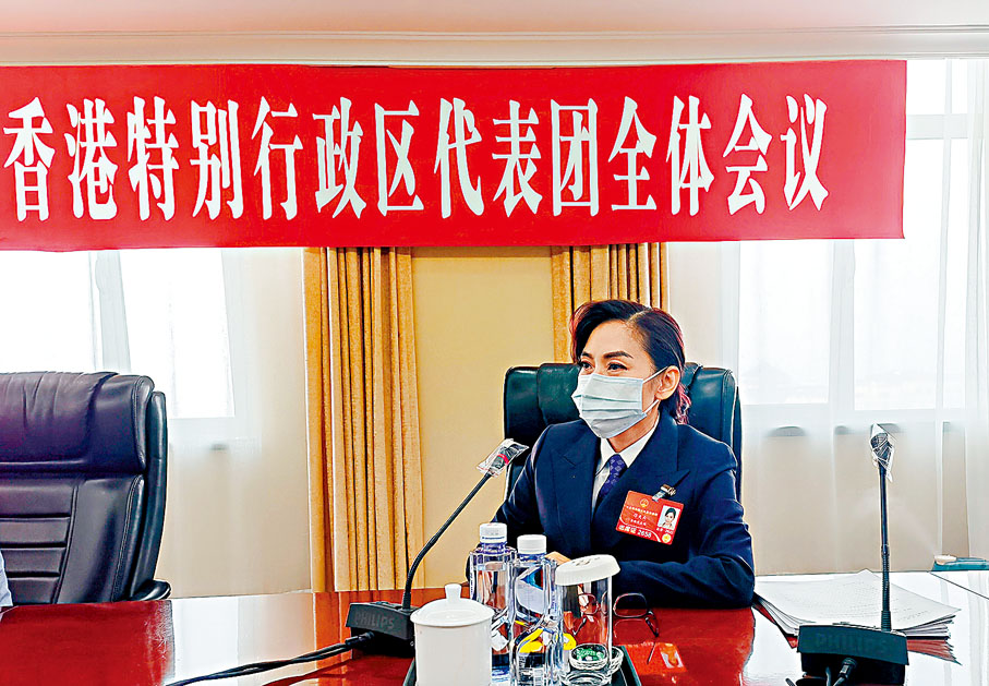 ◆ 鄺美雲在北京參加代表小組審議。