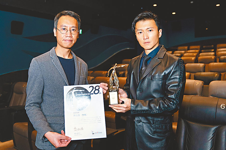 ◆謝霆鋒替陳木勝導演接過最佳導演獎。
