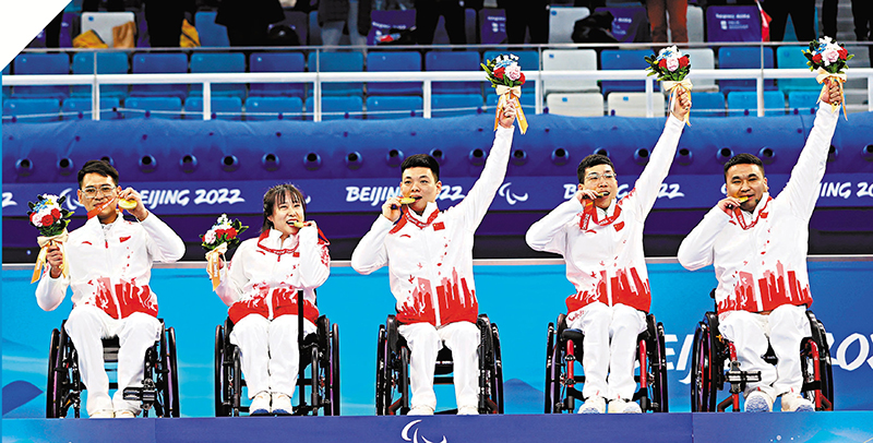 ◆孫玉龍、閆卓、張明亮、陳建新和王海濤（從左至右）在頒獎儀式上。  新華社