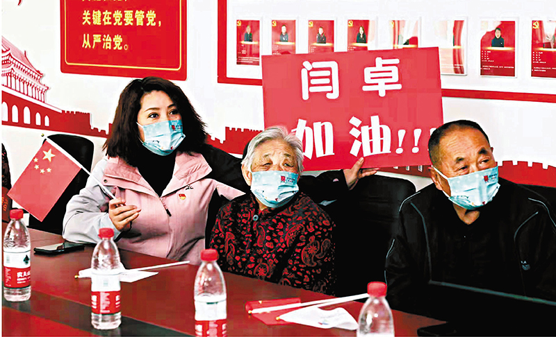 ◆閆卓家人觀看決賽直播。  受訪者供圖