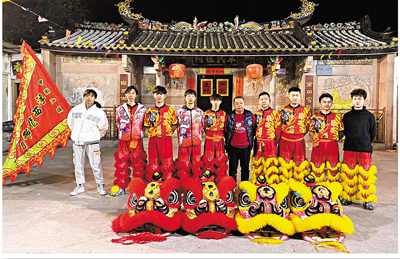 ◆汕頭市非遺南枝醒獅傳承人辛映平（左六）與粵東第一醒獅隊「汕頭市浮西龍獅團」。 香港文匯報記者李薇 攝