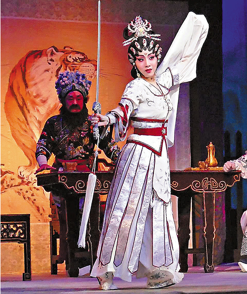 ◆今年三八婦女節謝曉瑩有份在廣東粵劇院節目上獻演。