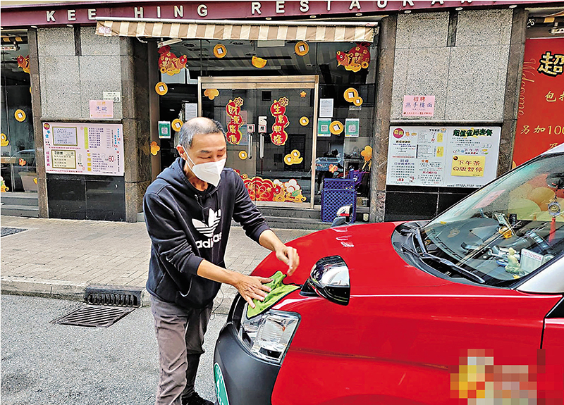 為了保障自己和家人，全車清潔是黃志聰每次出動義載前必要事項。 大公文匯全媒體記者  攝