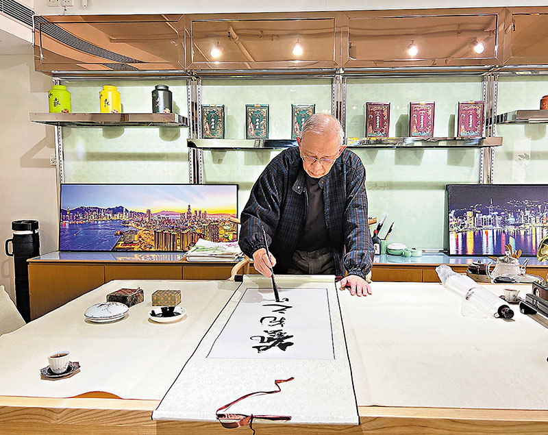 ◆梁君度即席揮毫，寫下作品。