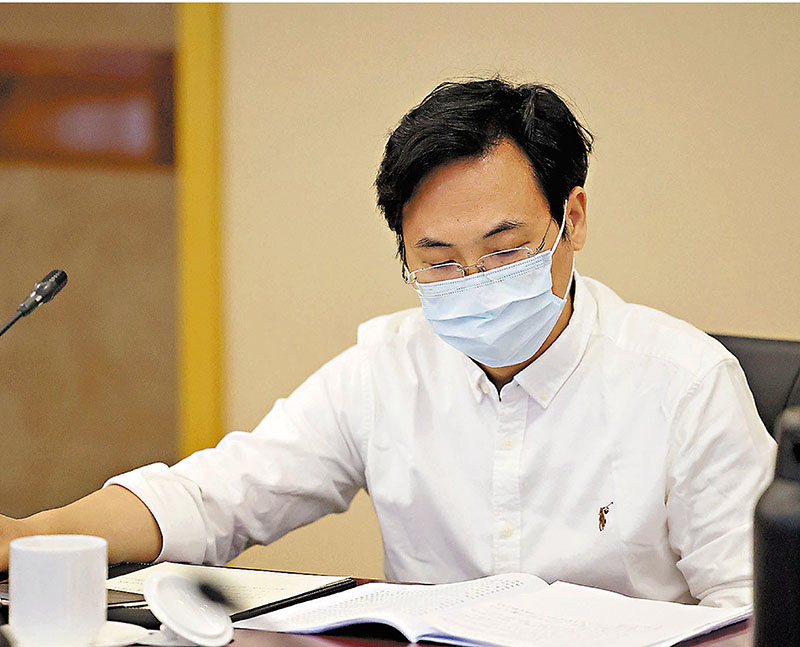 ◆廖昌永在北京住地參與代表小組討論。