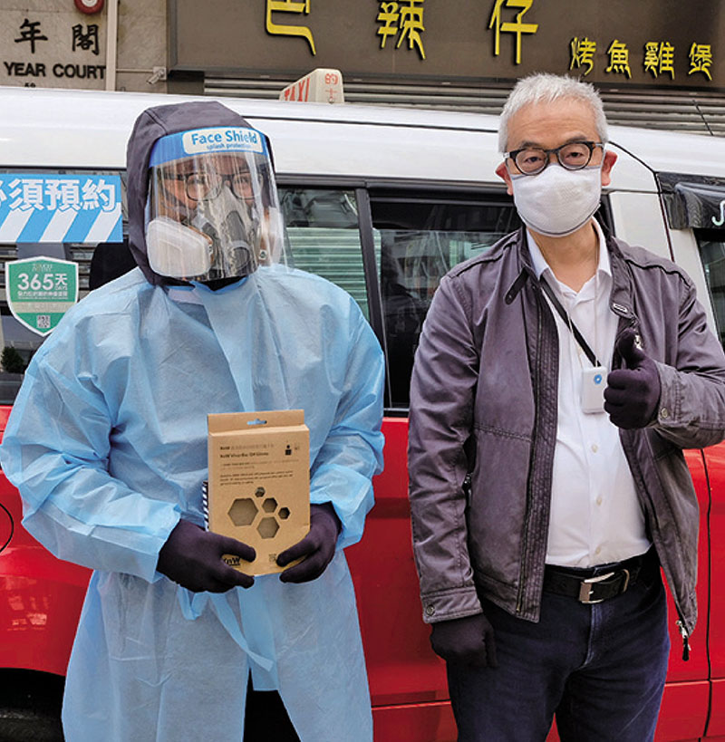 ◆ 不少司機開工時須穿上全套個人防護裝備，包括膠手套，手汗已在短時間內佈滿膠手套之內。