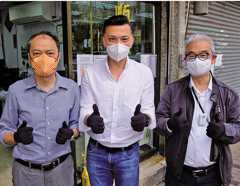 ◆  本會會長朱立夫（右）與紡織及製衣界立法會議員陳祖恒（中）贈送300套「防護手套」及抗疫物資，由香港的士小巴商總會理事長周國強接收（左）。