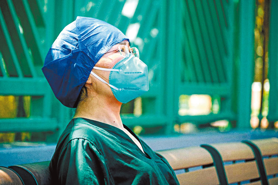 ◆徐朝艷剛下班，汗濕衣衫，坐下來「透返啖氣」。