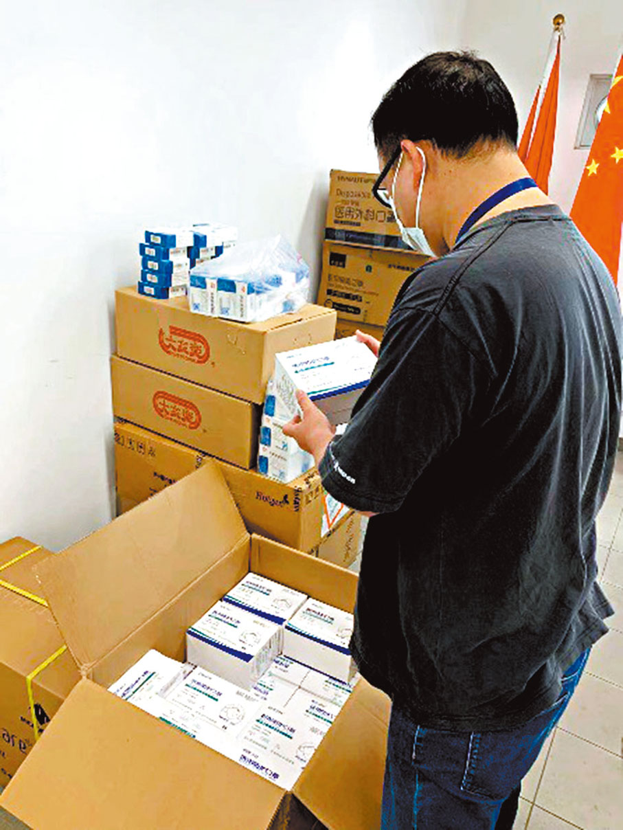 ◆本月8日，香港元朗逢吉鄉電商事業部香港中心倉，朱進正在清點防疫物資。