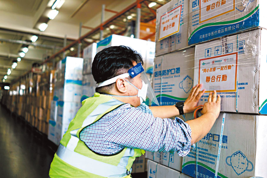◆孔祥崢在一線倉庫忙碌工作。