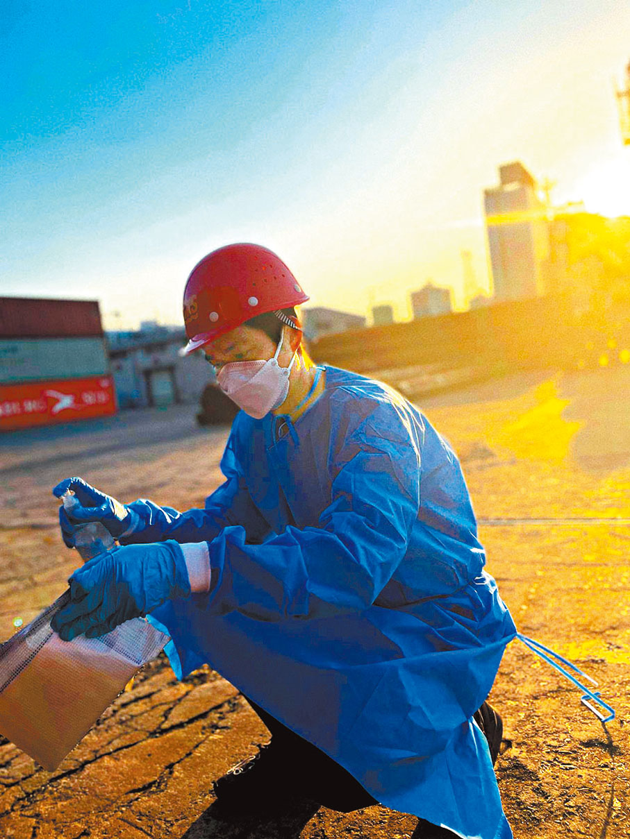 ◆謝偉明在烈日下查驗船舶