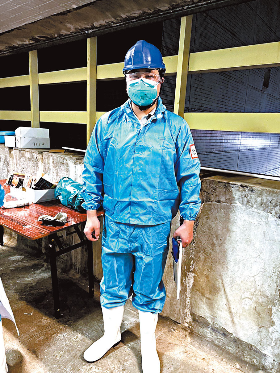 ◆余紀胡凌晨便開始開肚取雜工作，只為新鮮豬肉能如常供應。