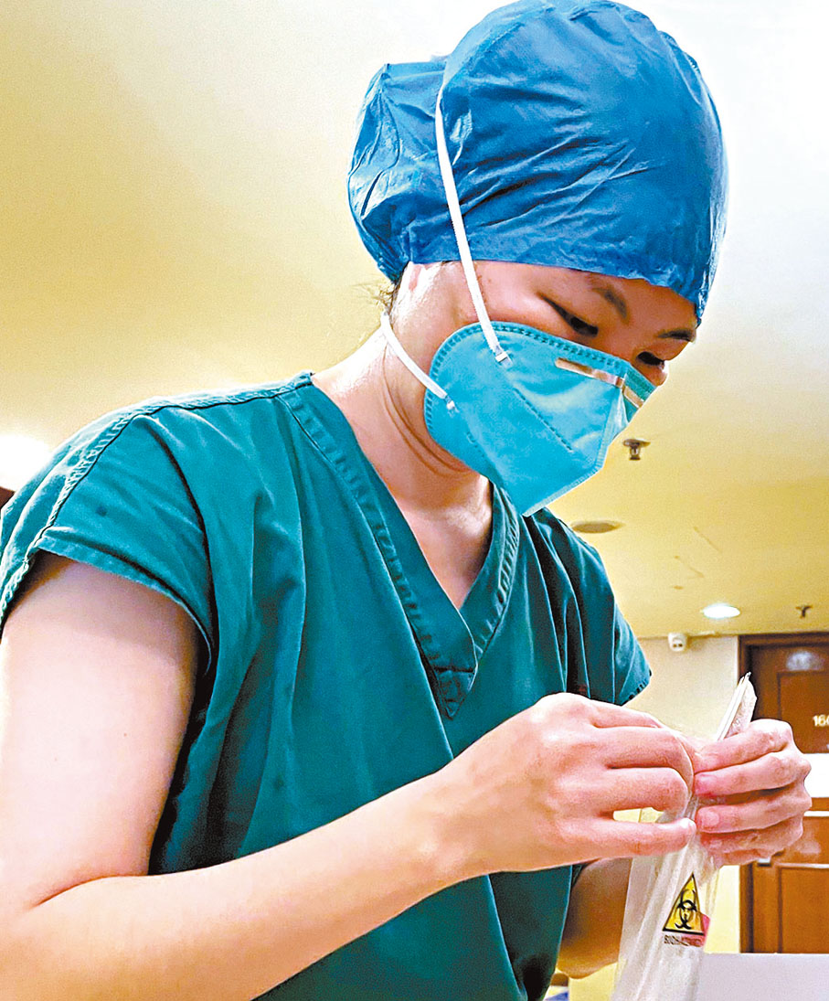 ◆細心的萬玉蘭一絲不苟，認真核對採樣標本。