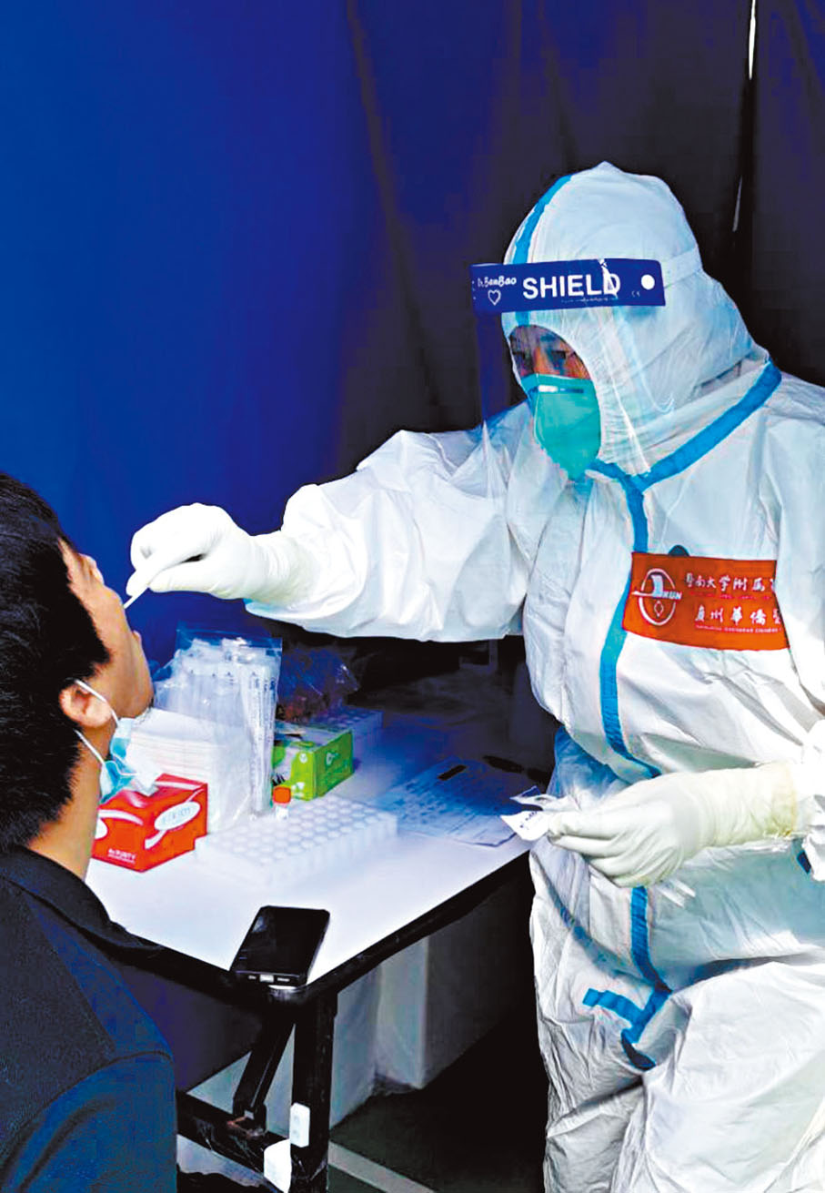 ◆鄭冬香全神貫注，為香港市民採集核酸。